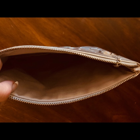 7 x 5 silver leatherette clutch w/ zip closer - Picture 4 of 7